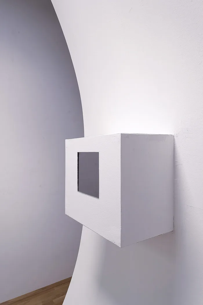 Outlines of absence, contours of presence
