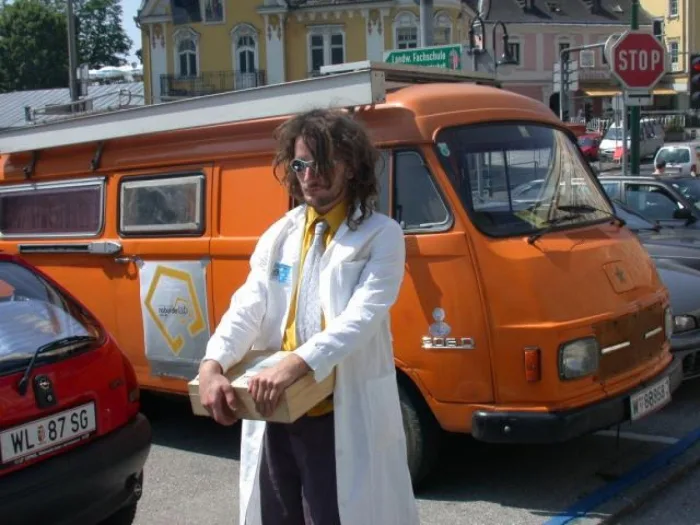 VolxTheaterKarawane, 2003 — Simon Sailer
